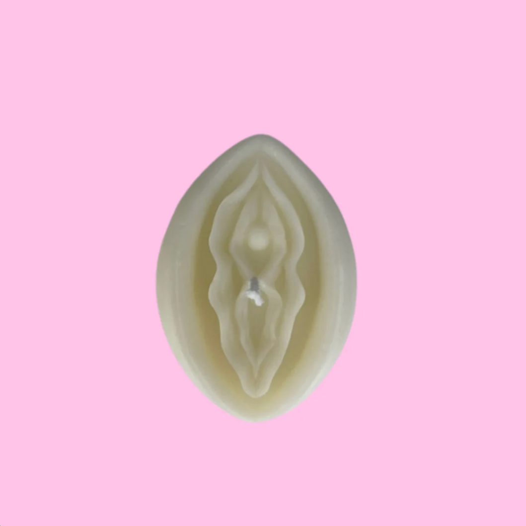 FLAT LAY VULVA CANDLE